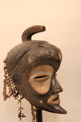 Luluwa(masque), d`afrique : Rép.dém. du Congo-Angola., statuette Luluwa(masque), masque ancien africain Luluwa(masque), art du Rép.dém. du Congo-Angola. - Art Africain, collection privées Belgique. Statue africaine de la tribu des Luluwa(masque), provenant du Rép.dém. du Congo-Angola., 1357/5349.Beau masque Luluwa(Lulua)H.t.39cm.
Les masques Luluwa sont fort décorés avec des scarifications.Ils ont des grands yeux  en amande mis en évidence par des grands cercles blancs et un menton pointu.Les masques sont utilisé lors des rites de circoncision et lors des finérailles de notables.Bois à patine noire,les yeux et la bouche blanche(caolin) ,vieux filet de fibres.1ère moitié du 20eme sc.(Minga)

De Luluwa maskers zijn overvloedig versierd (gescarifieerd).Ze hebben grote amandel ogen omringd door grote witte cirkel.Een scherpe kin en een houten hoorn op het hoofd.Hij wordt gebruikt bij de besnijdenis en op begrafenissen van hoog geplaatsten
1ste helft 20ste eeuw.. art,culture,masque,statue,statuette,pot,ivoire,exposition,expo,masque original,masques,statues,statuettes,pots,expositions,expo,masques originaux,collectionneur d`art,art africain,culture africaine,masque africain,statue africaine,statuette africaine,pot africain,ivoire africain,exposition africain,expo africain,masque origina africainl,masques africains,statues africaines,statuettes africaines,pots africains,expositions africaines,expo africaines,masques originaux  africains,collectionneur d`art africain